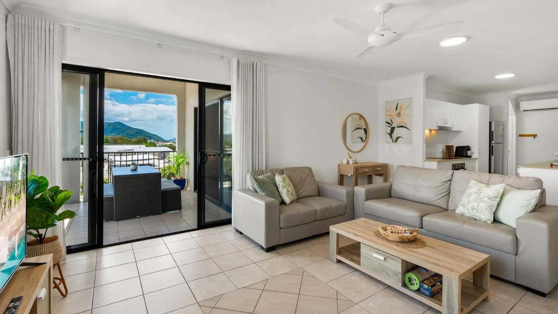 Apartment Cairns Penthouse - Private Rooftop Outdoor Gym, Spa & Tv Area With Sunset & Mountain Views Australia