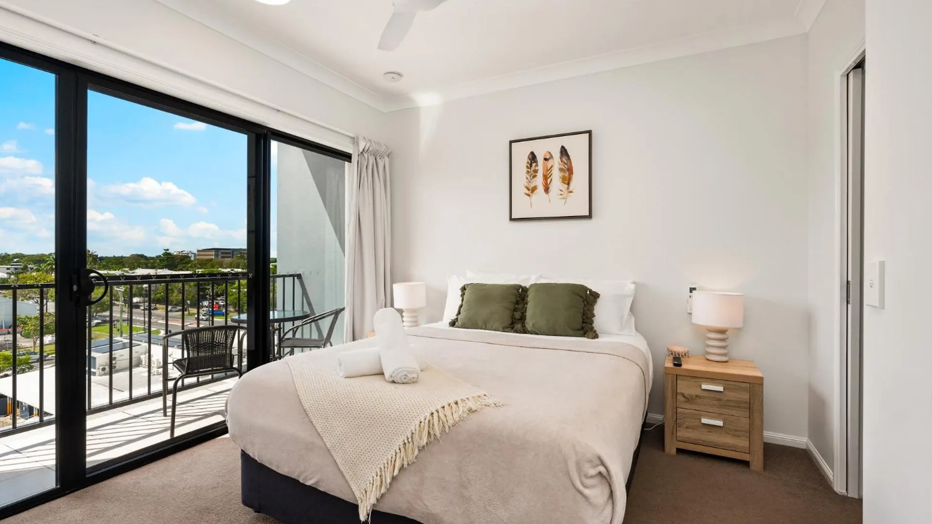Cairns Penthouse - Private Rooftop Outdoor Gym, Spa & Tv Area With Sunset & Mountain Views