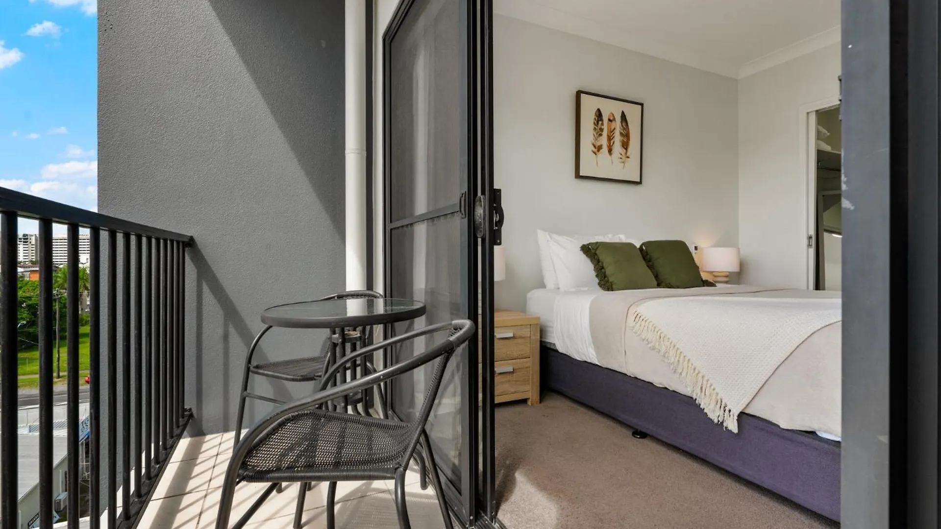 Cairns Penthouse - Private Rooftop Outdoor Gym, Spa & Tv Area With Sunset & Mountain Views 0*,