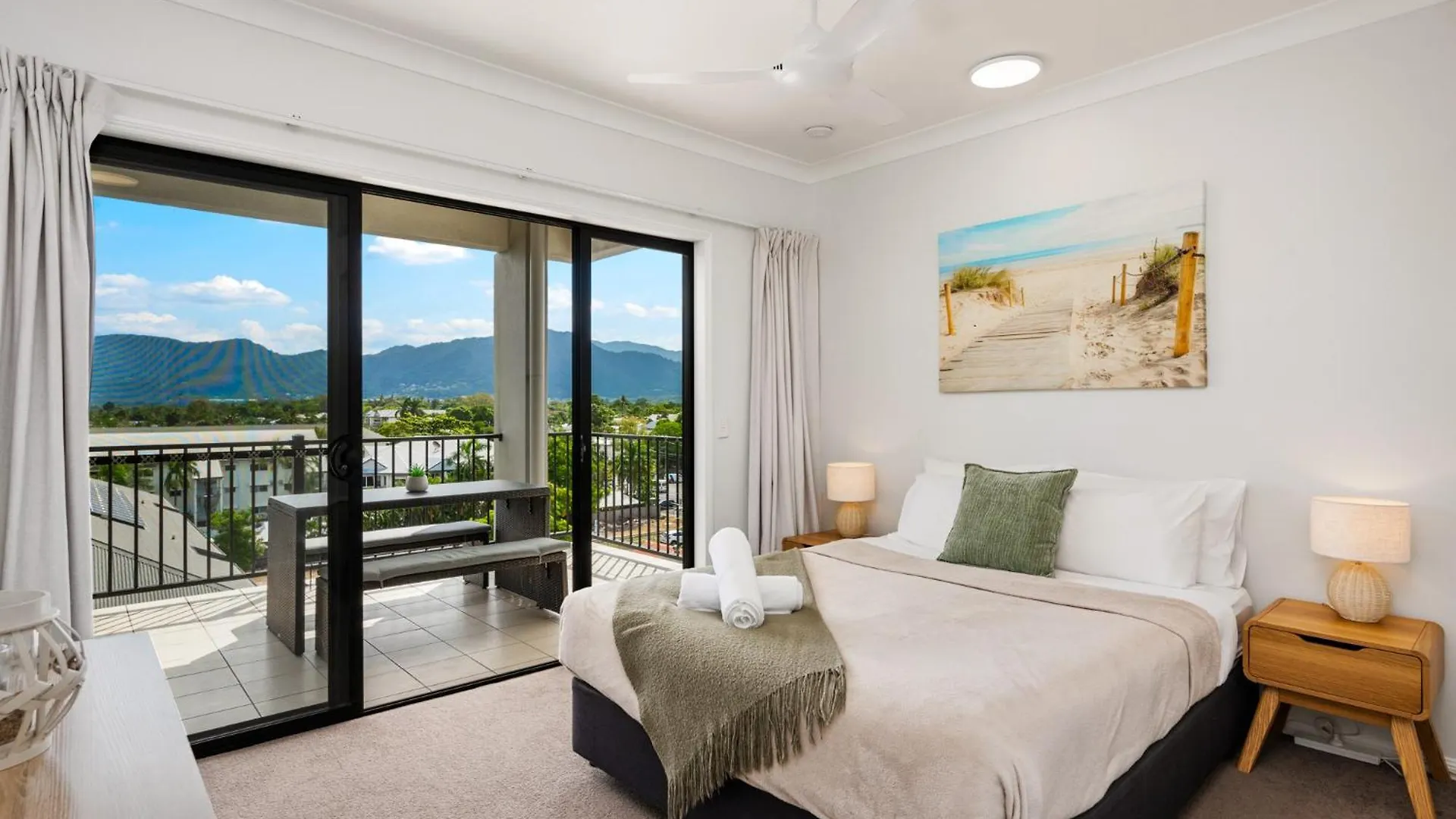 Cairns Penthouse - Private Rooftop Outdoor Gym, Spa & Tv Area With Sunset & Mountain Views Apartment