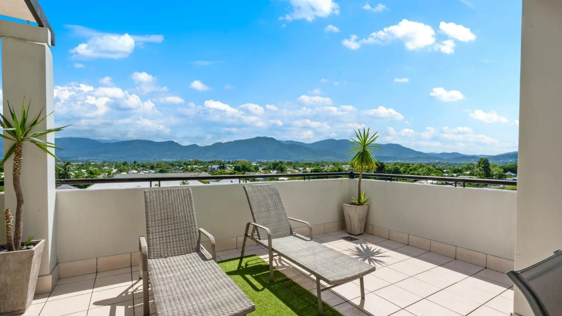 Cairns Penthouse - Private Rooftop Outdoor Gym, Spa & Tv Area With Sunset & Mountain Views