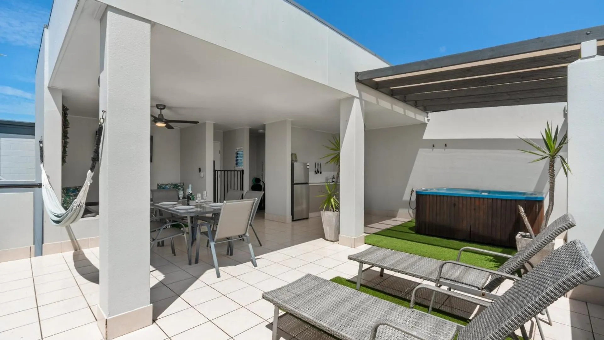 Apartment Cairns Penthouse - Private Rooftop Outdoor Gym, Spa & Tv Area With Sunset & Mountain Views