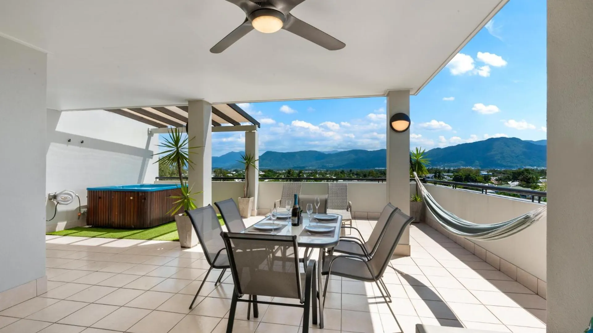 Cairns Penthouse - Private Rooftop Outdoor Gym, Spa & Tv Area With Sunset & Mountain Views Australia