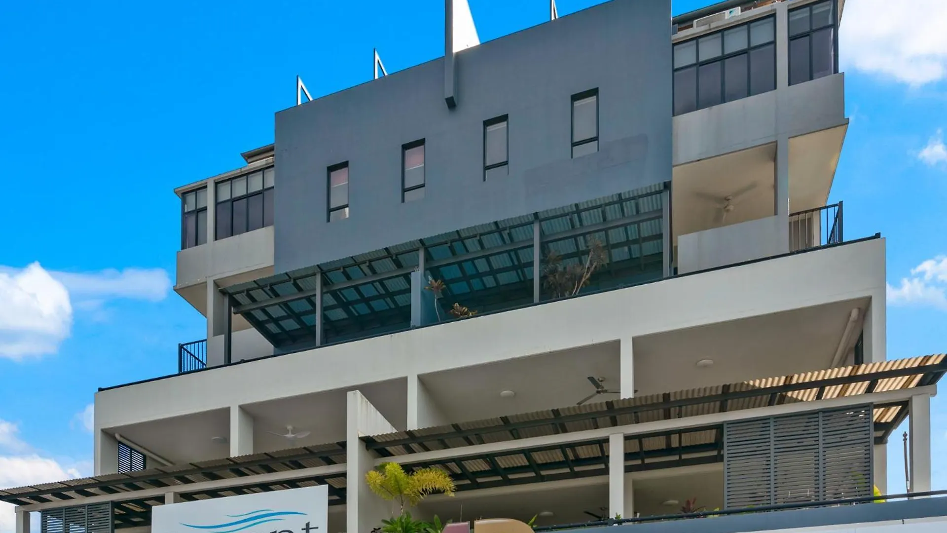Cairns Penthouse - Private Rooftop Outdoor Gym, Spa & Tv Area With Sunset & Mountain Views 0*,  Australia
